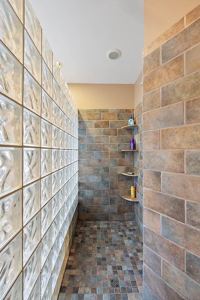 bathroom featuring tiled shower