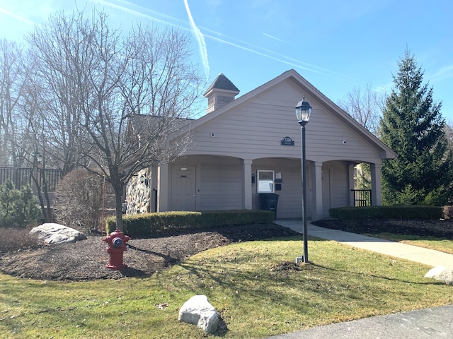 view of front of property featuring covered porch and a front yard