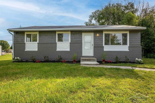 view of front of property with a front yard