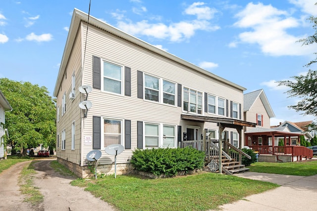 view of front of home featuring a front lawn