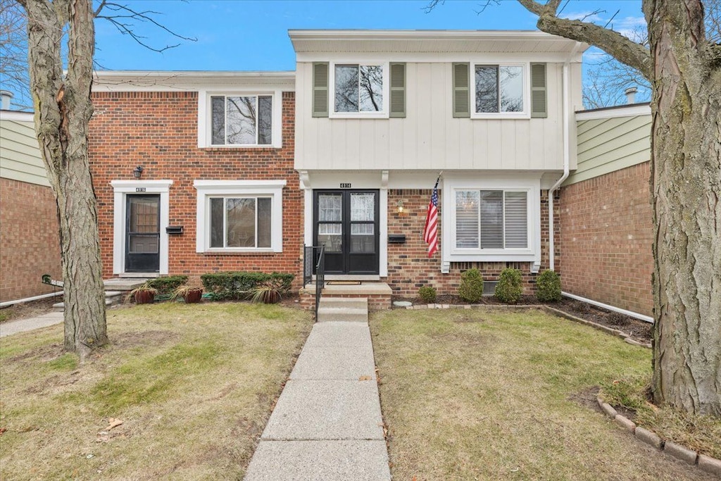 view of front facade with a front lawn