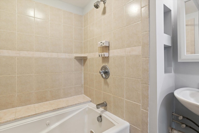 bathroom with tiled shower / bath