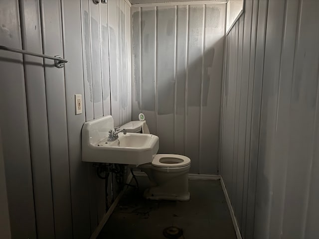 bathroom featuring toilet and sink