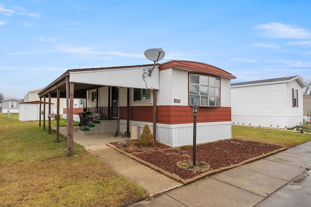 manufactured / mobile home with a front lawn