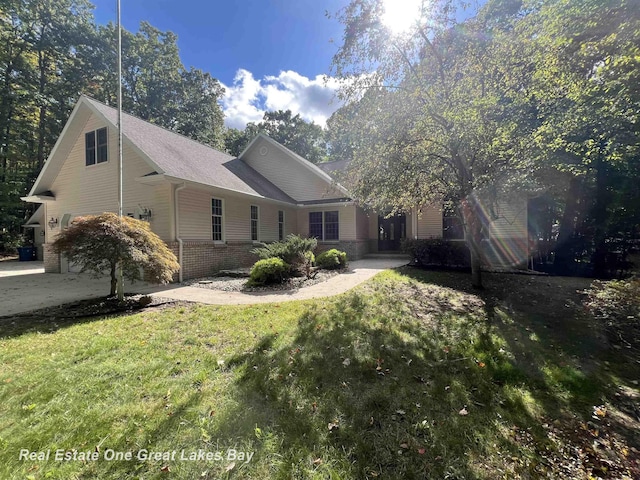 view of front of property featuring a front yard