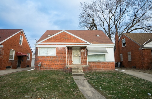 bungalow featuring a front yard