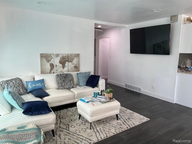 living room featuring dark wood-style floors, recessed lighting, visible vents, and baseboards