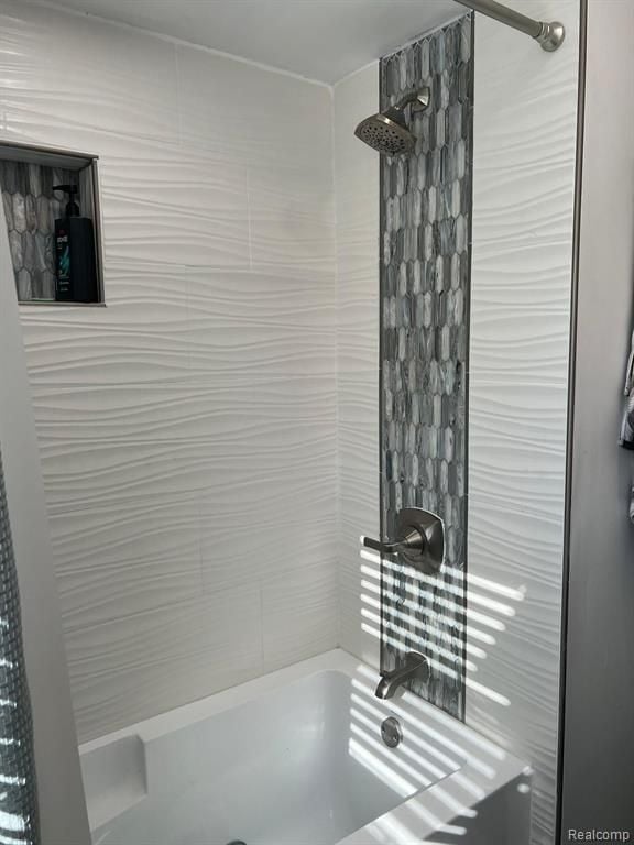 full bath with shower / bathtub combination