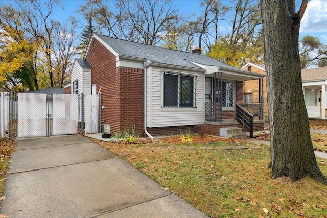 view of front facade featuring a front yard