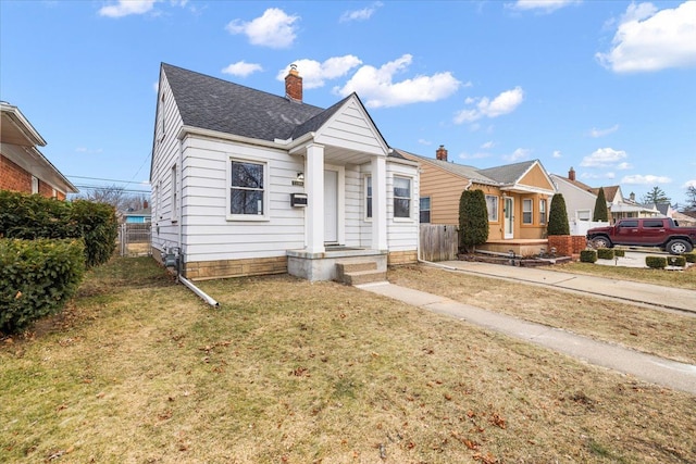 bungalow featuring a front yard