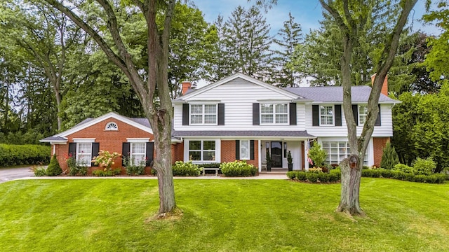 view of front of property with a front lawn