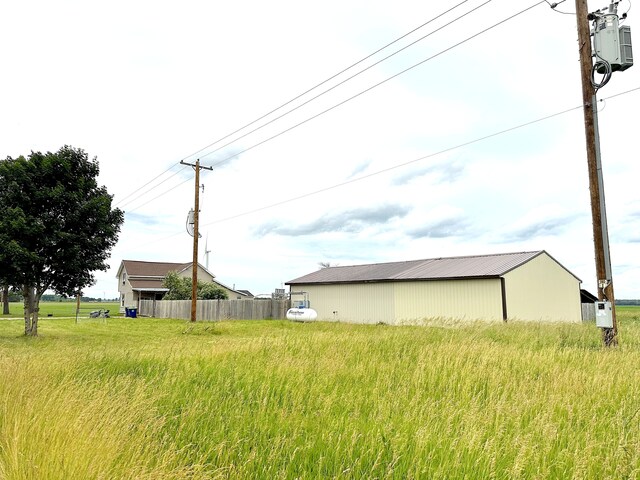 view of yard with an outbuilding