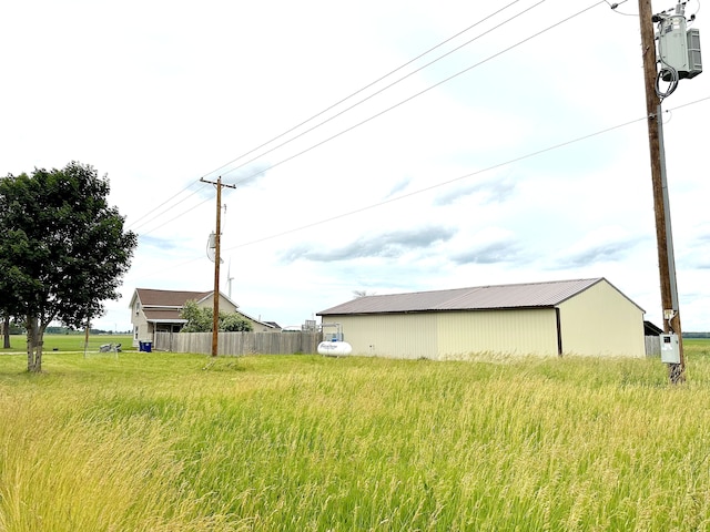 view of yard with an outbuilding