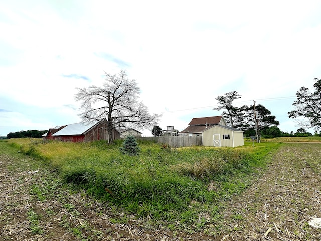 view of yard featuring an outbuilding