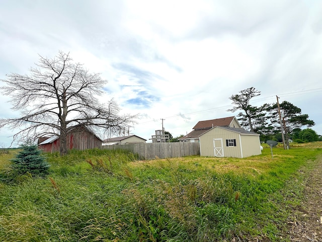 view of yard featuring an outbuilding