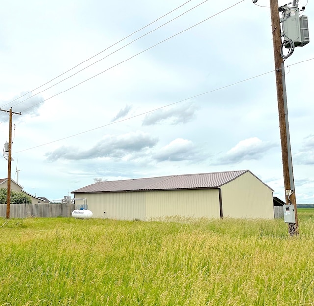 view of yard featuring an outbuilding