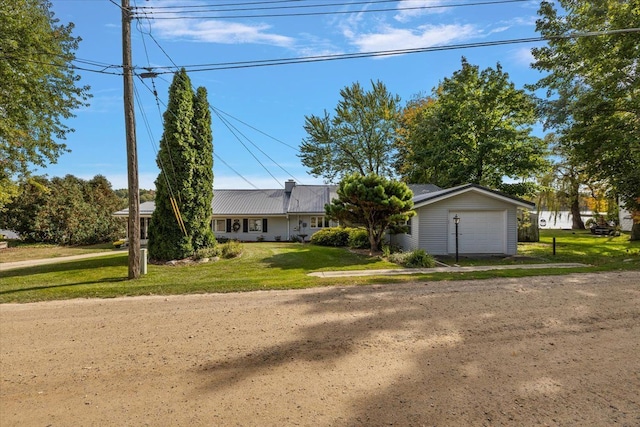 ranch-style home featuring a front lawn