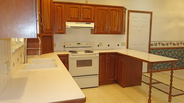 kitchen with white range with electric stovetop, kitchen peninsula, a breakfast bar, and sink