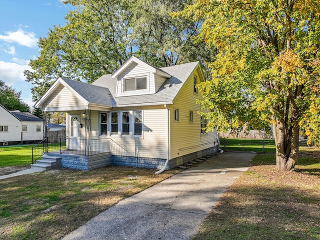 view of front of house featuring a front lawn