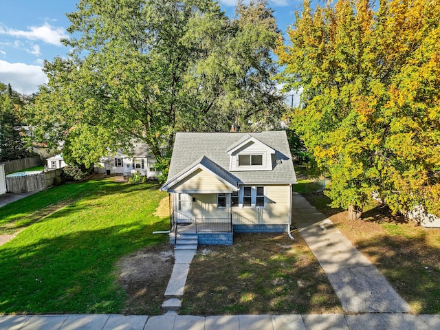 view of front of property featuring a front lawn