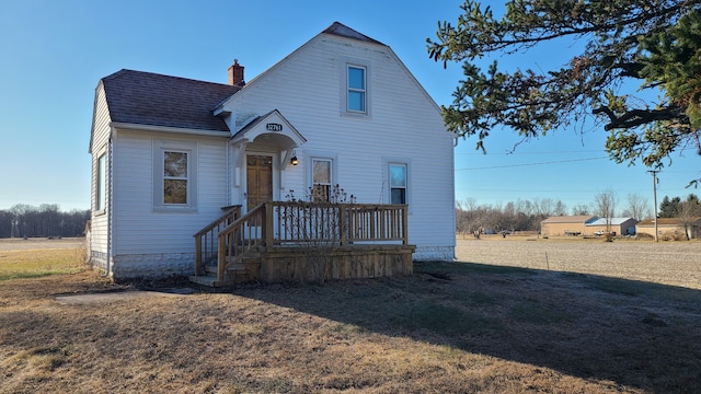 view of front of property featuring a front lawn