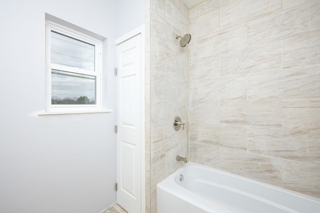 bathroom featuring tiled shower / bath combo