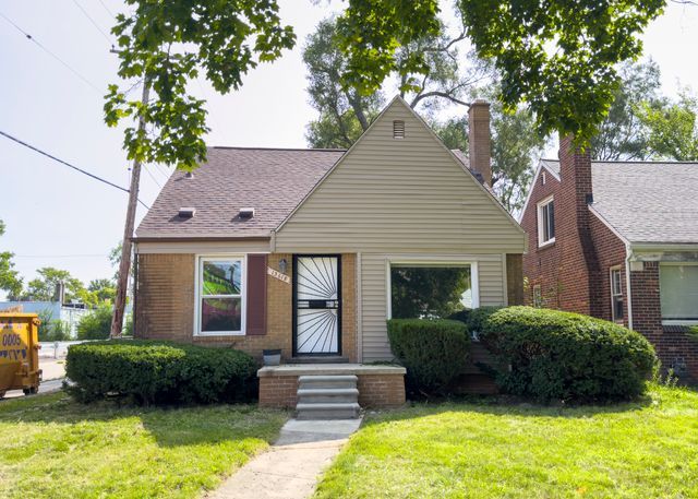 view of front of property with a front yard