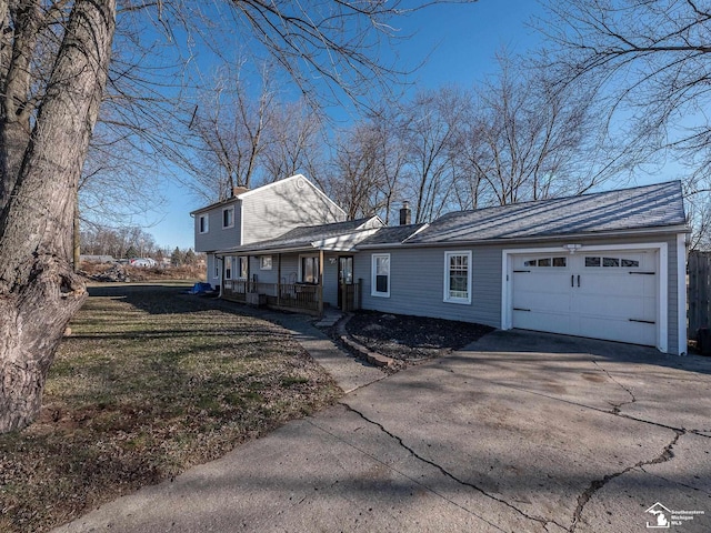 view of front of property featuring a front lawn, a porch, and a garage