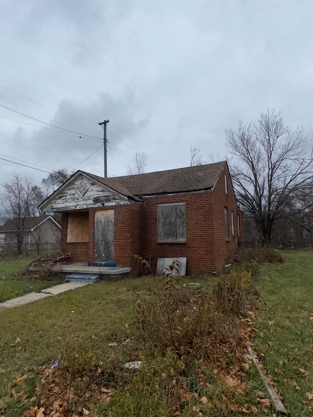 view of front facade featuring a front yard