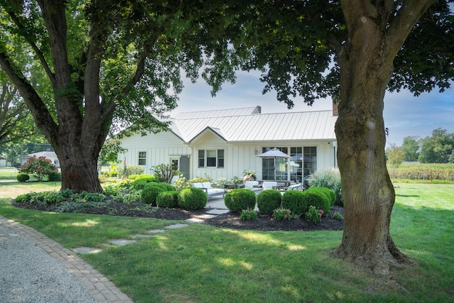 view of front of home featuring a front yard