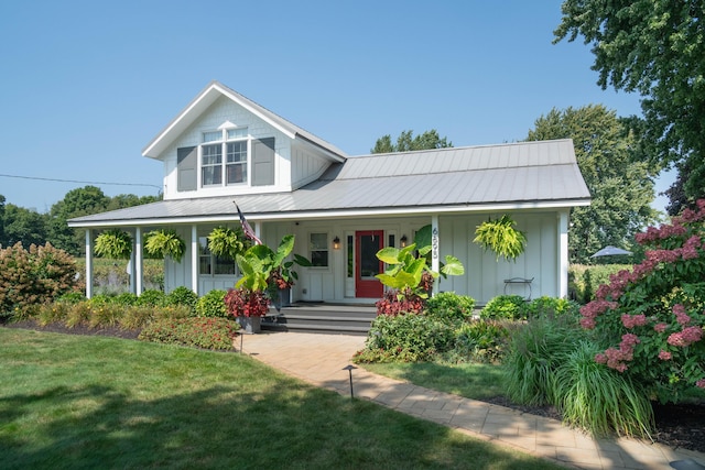 view of front facade featuring a porch and a front lawn