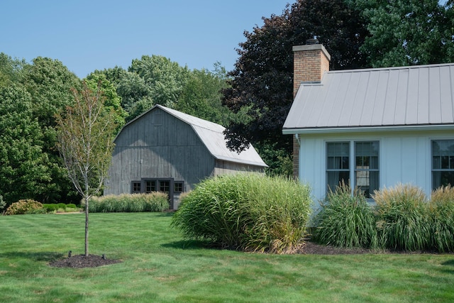 view of yard with an outbuilding