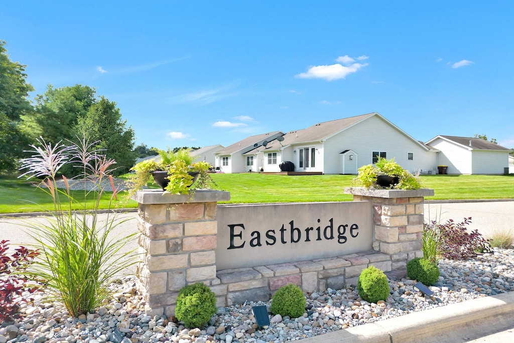 community / neighborhood sign featuring a lawn