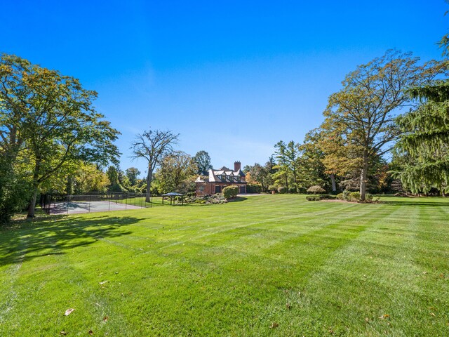 view of yard with a swimming pool