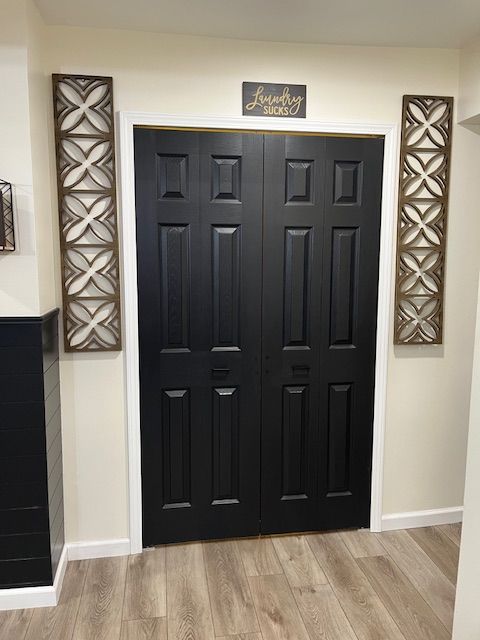 interior details with hardwood / wood-style flooring