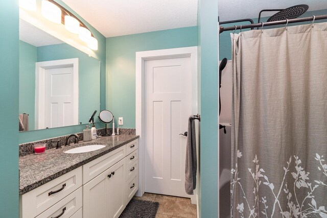 bathroom featuring a shower with curtain and vanity