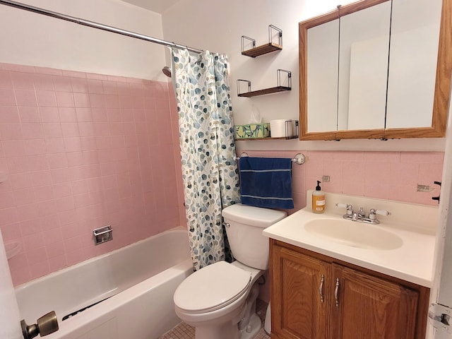 full bathroom featuring shower / bathtub combination with curtain, decorative backsplash, vanity, and toilet