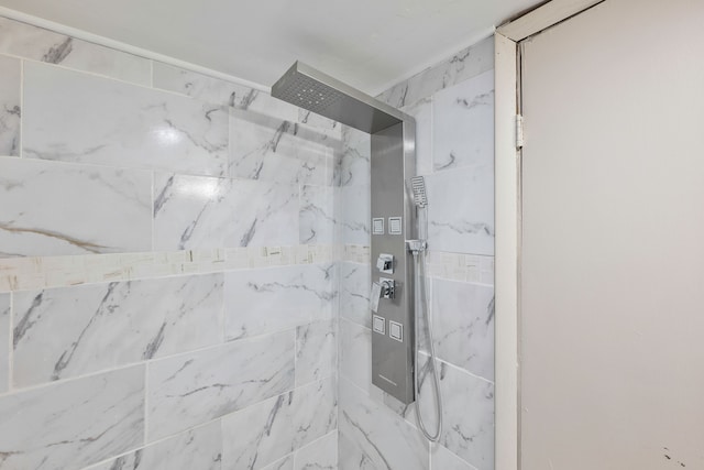 bathroom featuring a tile shower