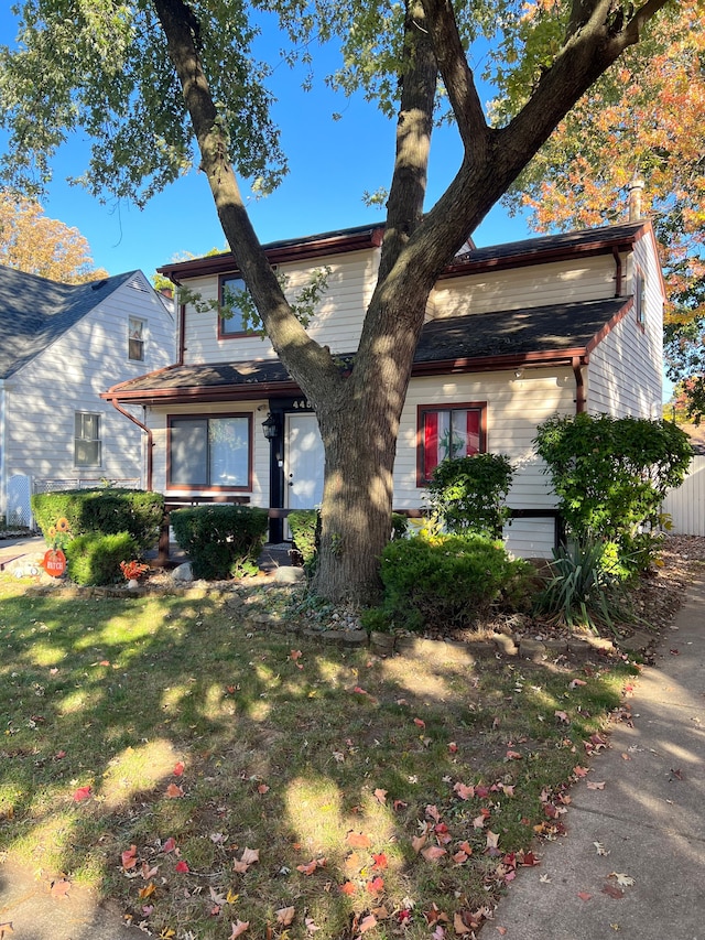 view of front of property featuring a front yard