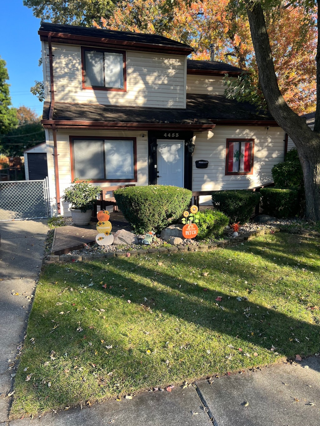 view of front of home with a front lawn