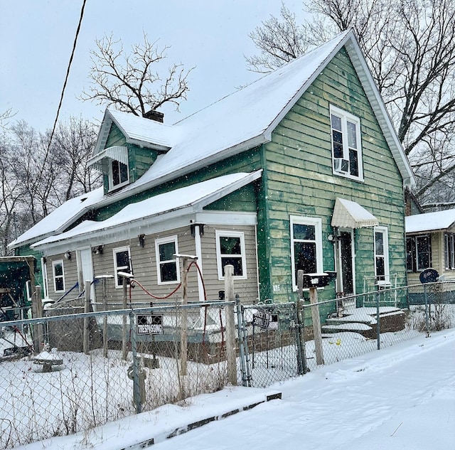 view of front facade with a fenced front yard