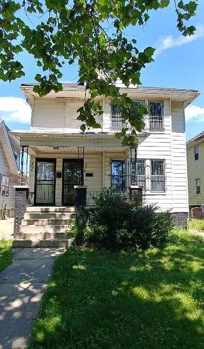 view of front of property with covered porch and a front lawn