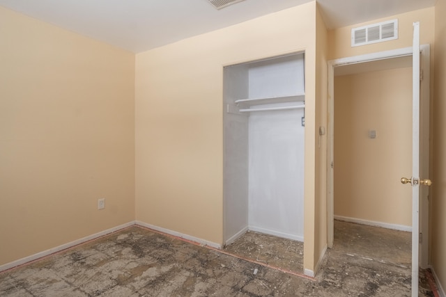 unfurnished bedroom featuring a closet