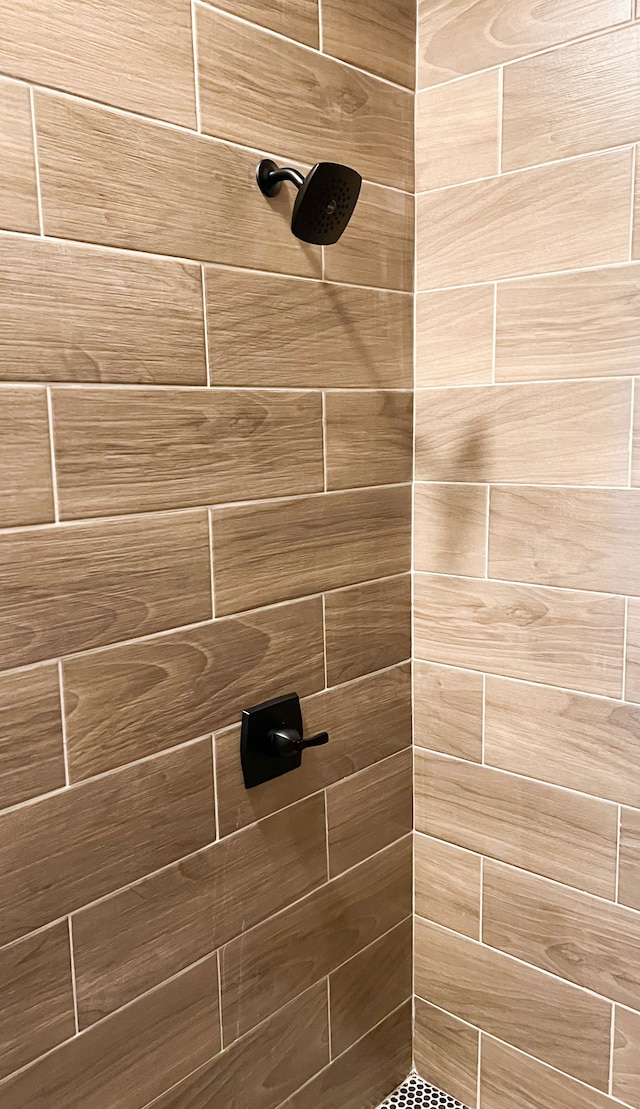 details featuring a tile shower