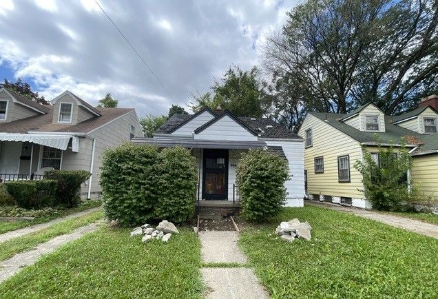 bungalow-style home featuring a front lawn