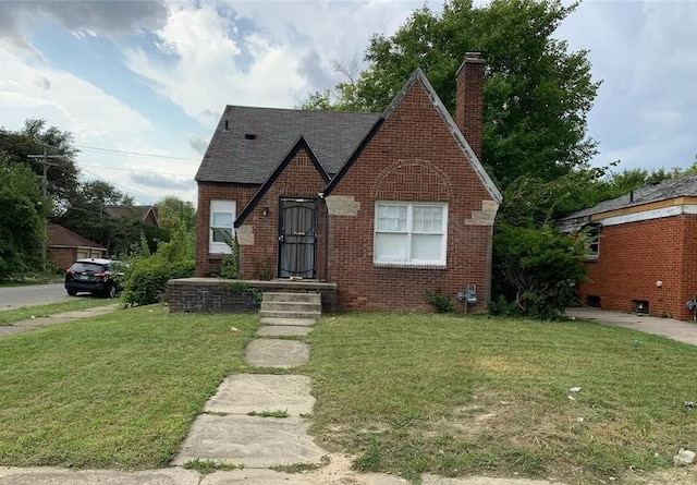 view of front facade featuring a front lawn