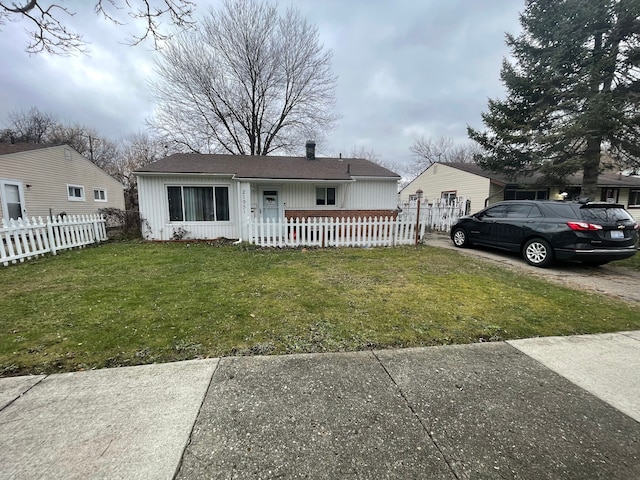 view of front of home featuring a front yard