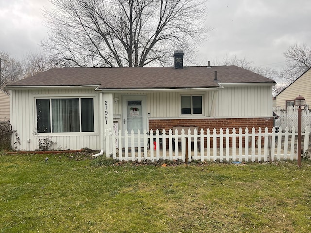 view of front facade with a front lawn