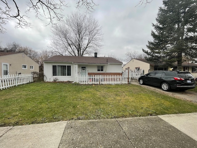 view of front of property featuring a front yard