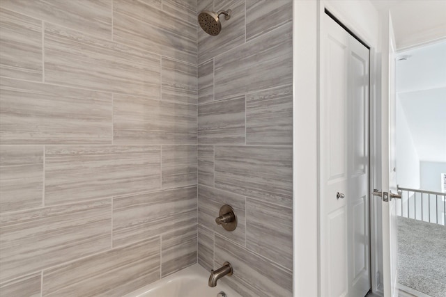 bathroom with tiled shower / bath combo